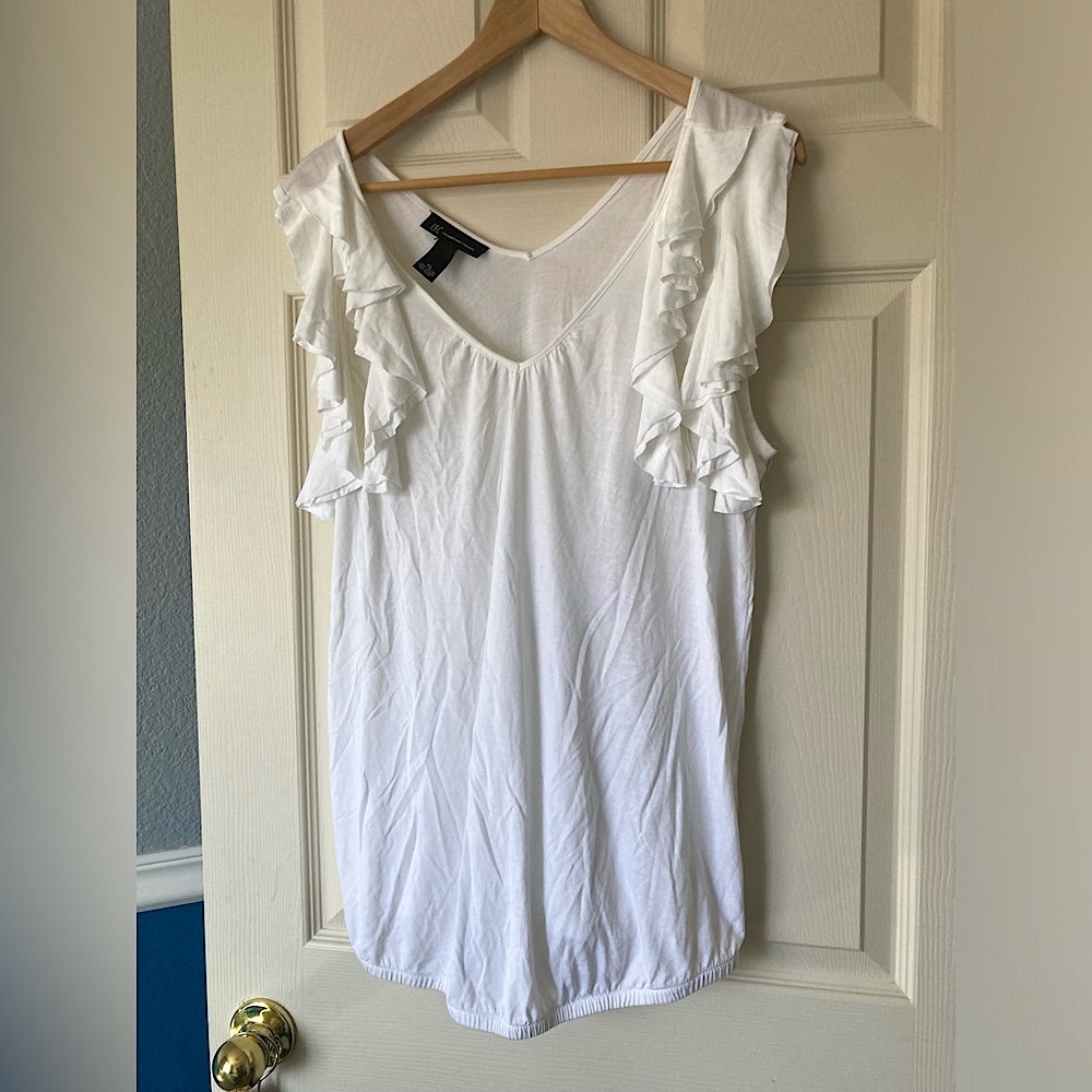 ✋5/$40🍀4/$36🌷3/$30🌼2/$25
INC white v-neck lightweight top, flutter sleeve